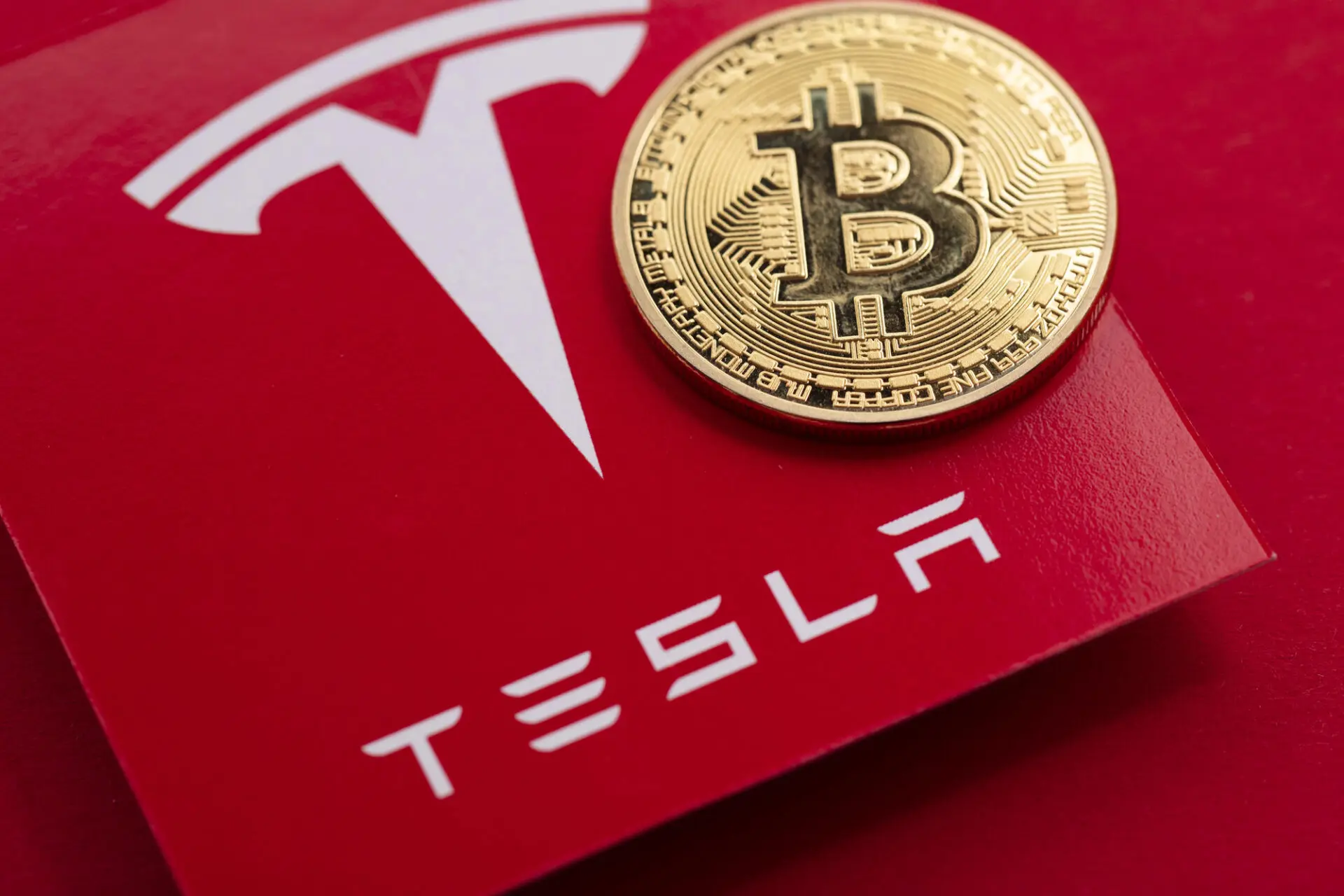 Bitcoin “meglio” di Tesla: BTC nella top7 di Standard Chartered