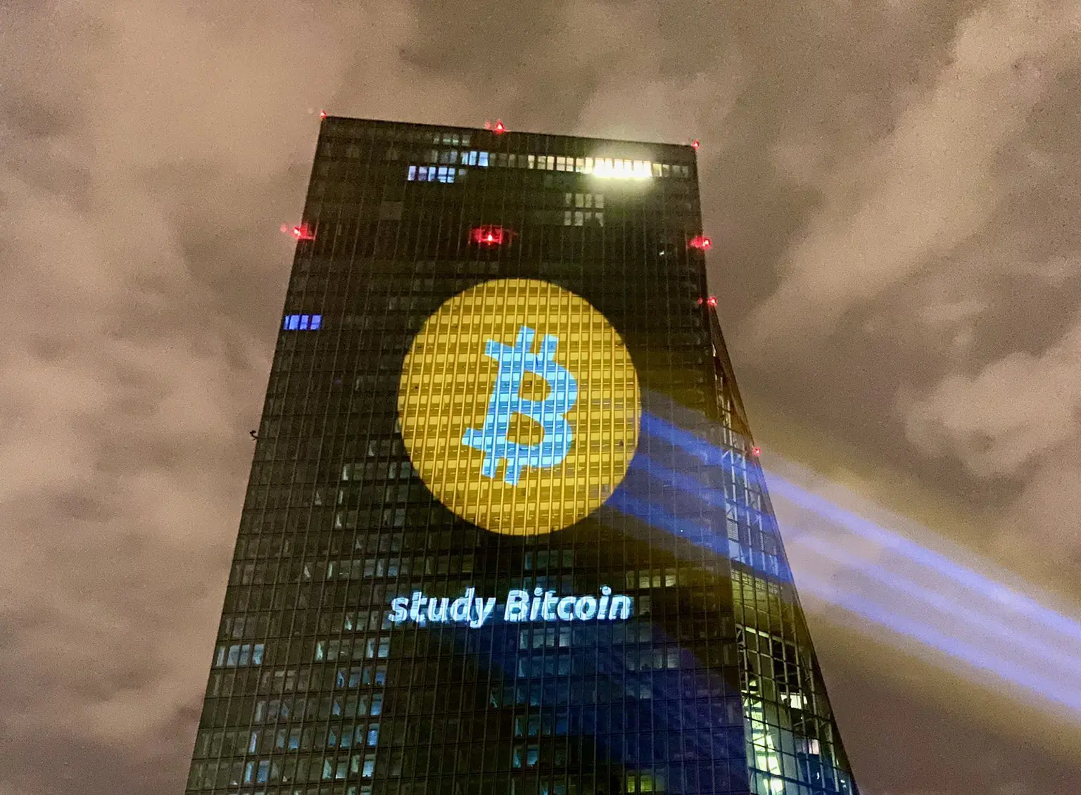 Bitcoin ha un nuovo eroe, e la BCE è stata avvisata