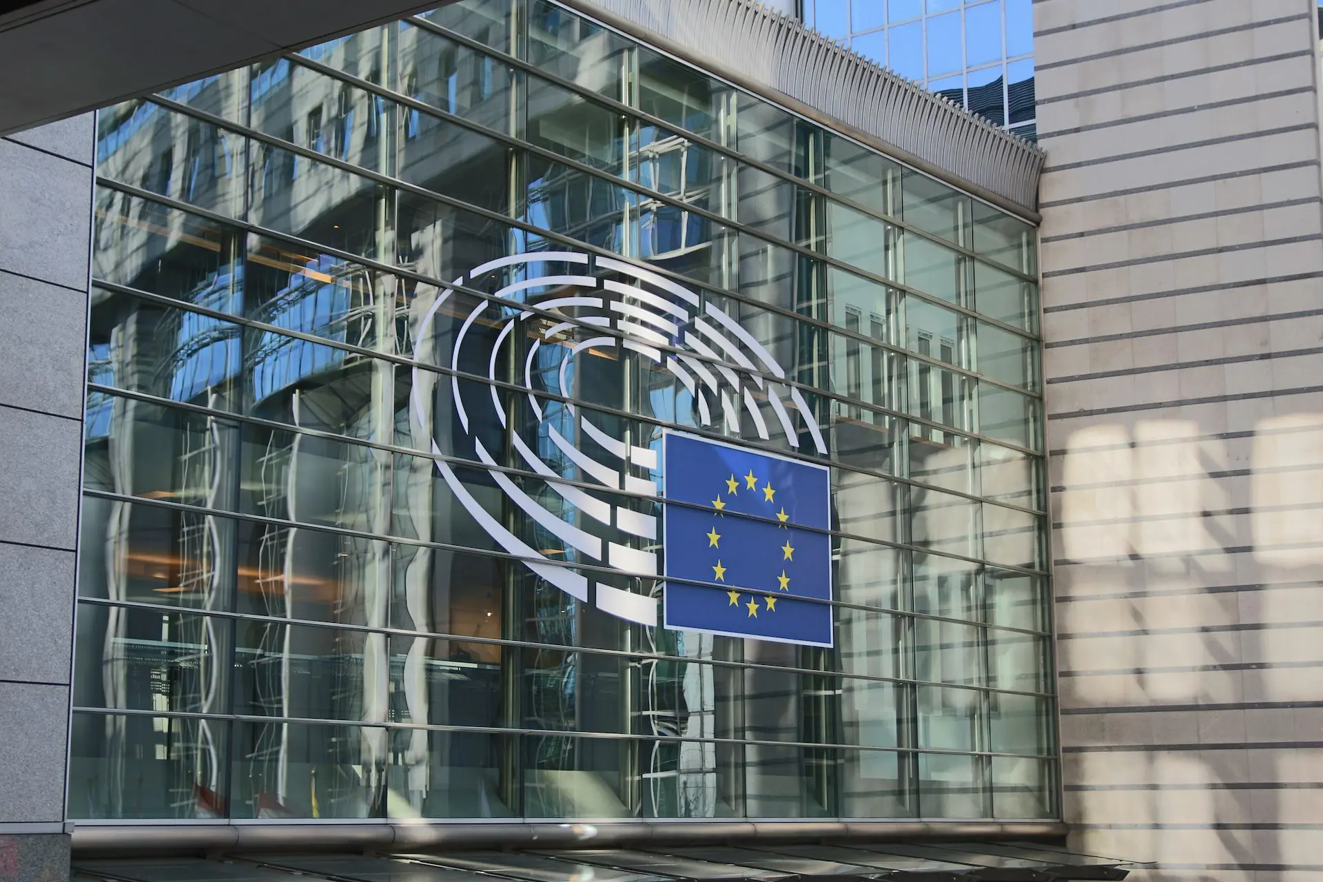 MiCA: APPROVATA la regolamentazione Bitcoin e Crypto in Europa.