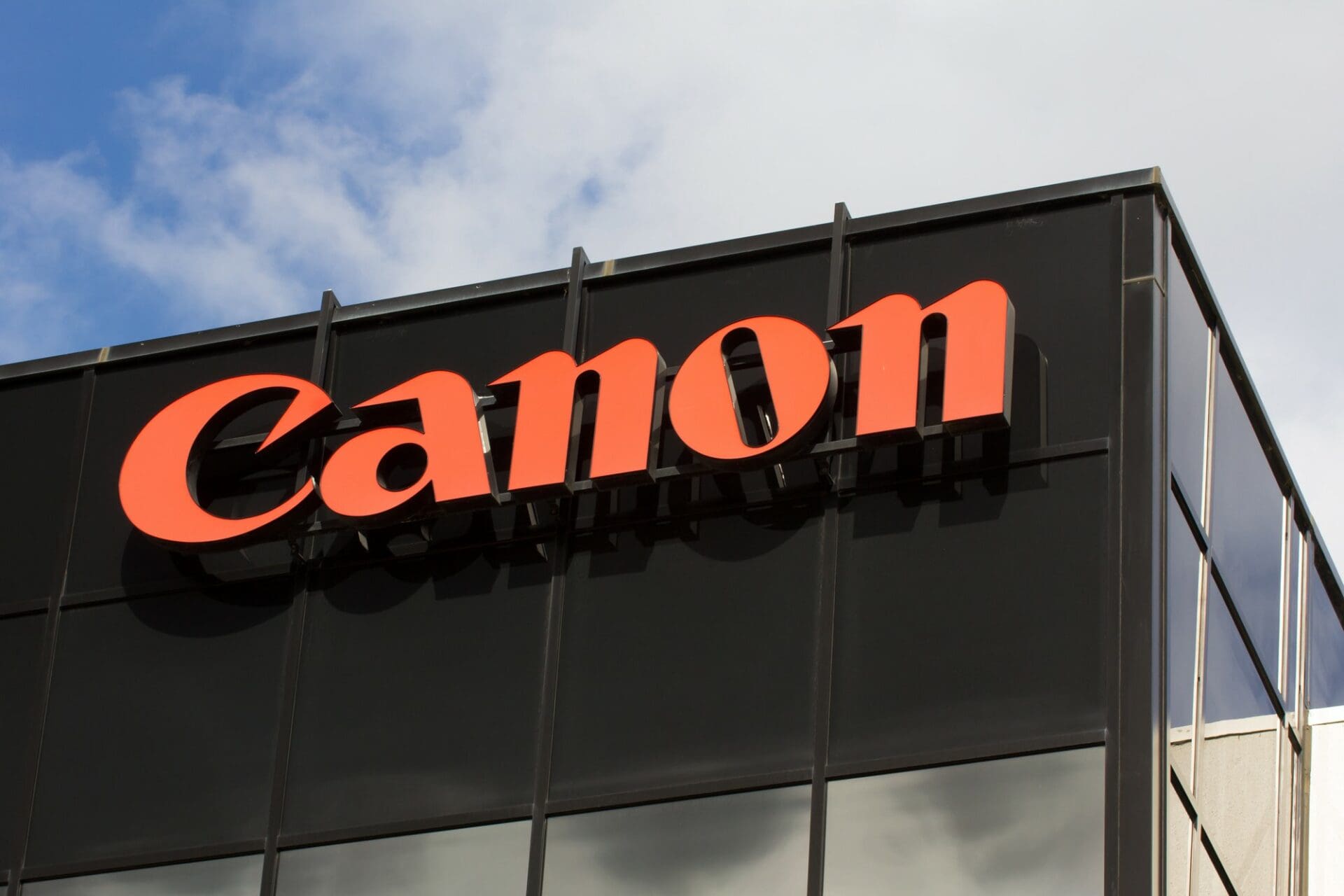 Canon lancia il suo marketplace NFT Cadabra