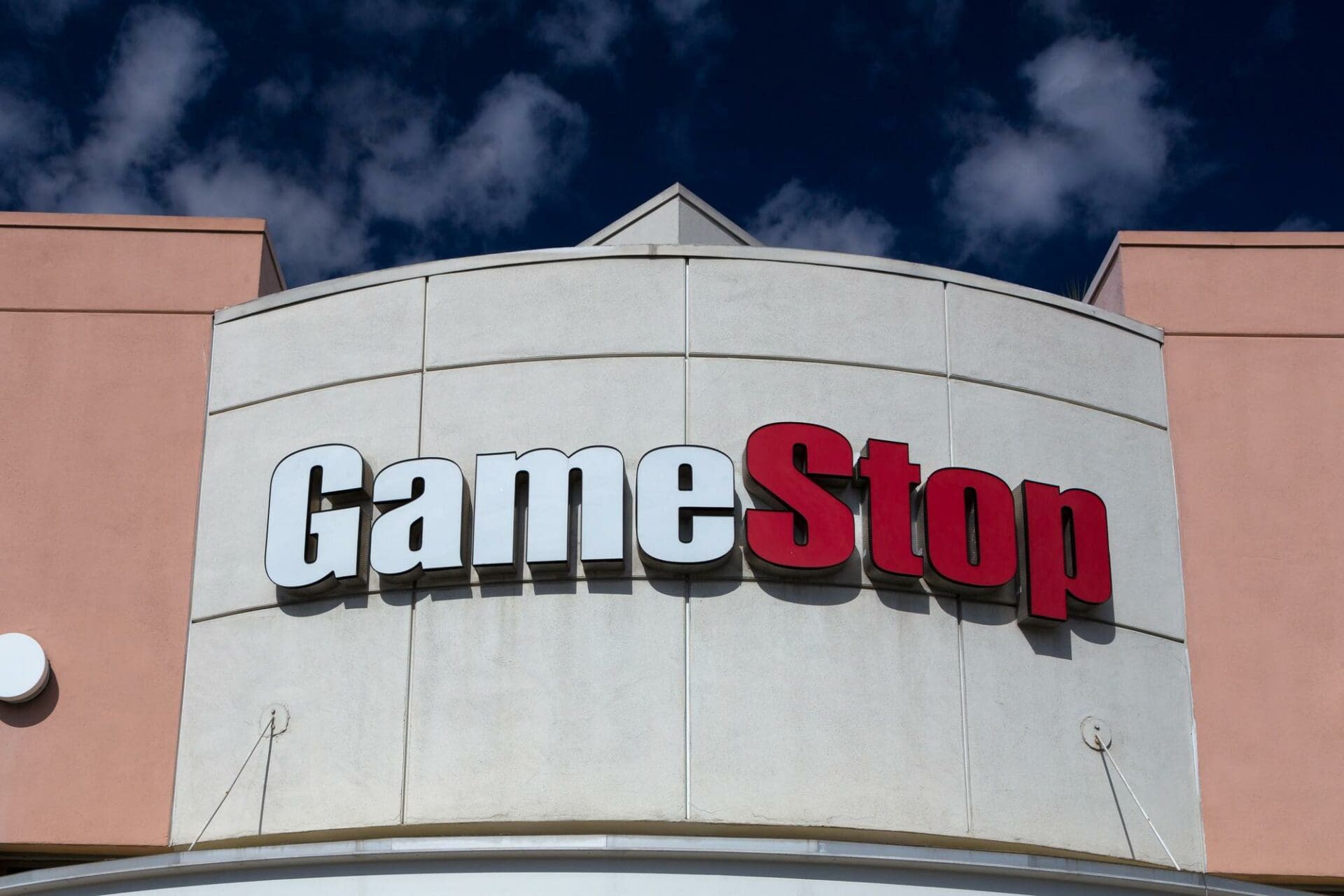 GameStop torna a far “ballare” i mercati: +1.900% per GME!